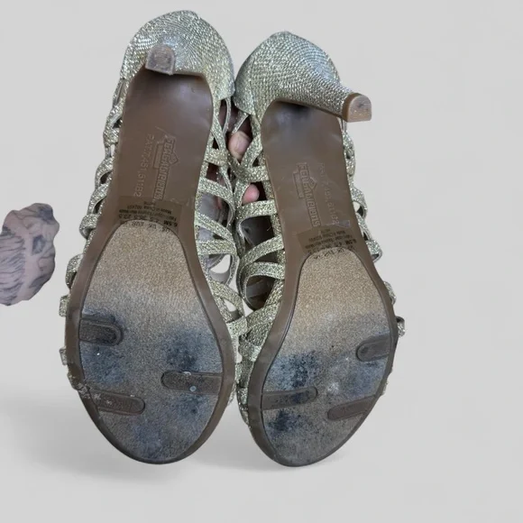 🔥CLEAR OUT🔥 Fergalicious by Fergie Gold Hattie Heels - Picture 6 of 9